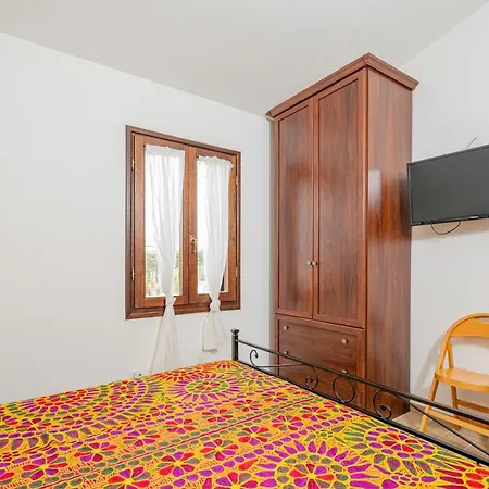 Appartamento Trilocale Le Canne 4 Posti Letto Con Giardino E Posto Auto Privato San Teodoro  Exterior photo