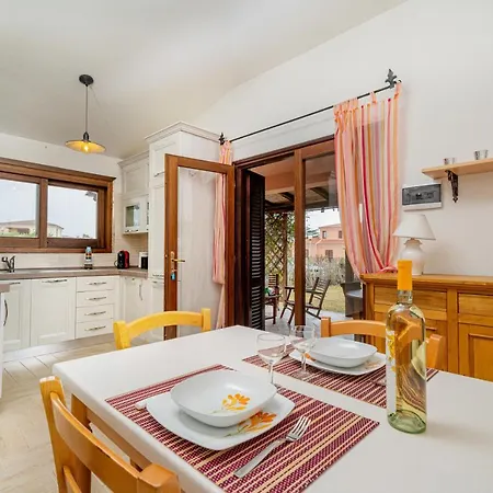 Appartamento Trilocale Le Canne 4 Posti Letto Con Giardino E Posto Auto Privato San Teodoro  Exterior photo