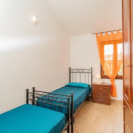 Appartamento Trilocale Le Canne 4 Posti Letto Con Giardino E Posto Auto Privato San Teodoro  Exterior photo